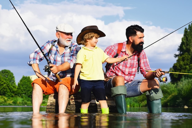 Nonno padre e ragazzo che pescano insieme