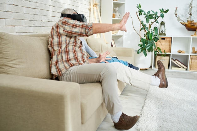 Nonno spaventato che salta in VR