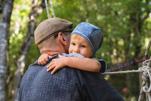 Nonno tenendo in braccio il nipote