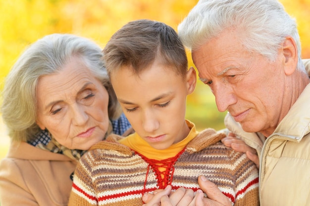 Nonno triste e nipote che si abbracciano