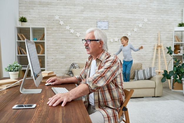 Nonno usando Internet a casa