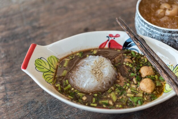 Noodle brasato di manzo con zuppa di polpette di carne