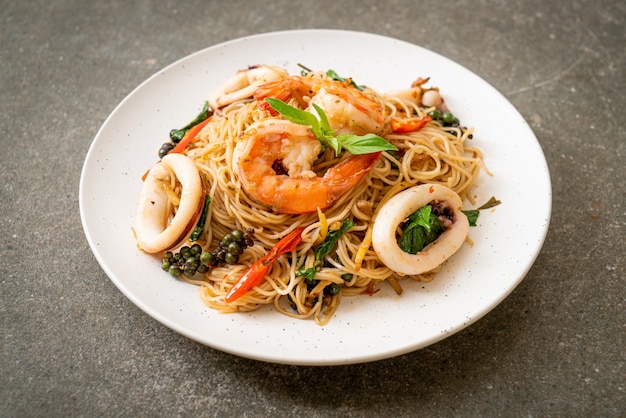 noodle cinesi saltati in padella con basilico, peperoncino, gamberi e calamari - Stile asiatico