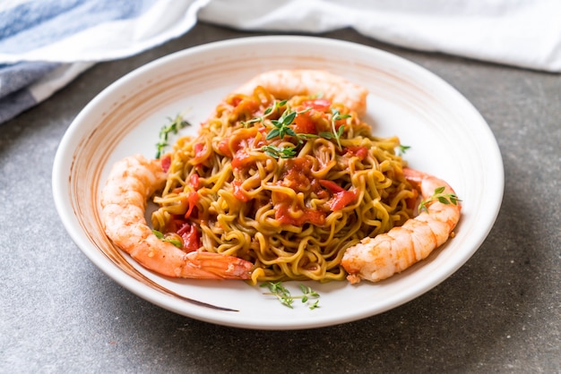 noodle di verdure con salsa di pomodoro e gamberetti