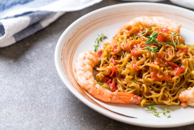 noodle di verdure con salsa di pomodoro e gamberetti