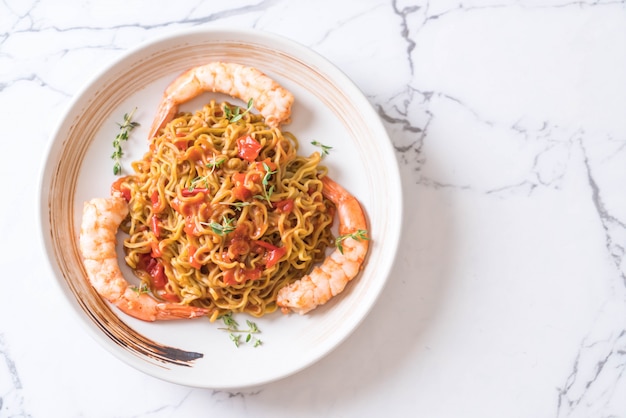 noodle di verdure con salsa di pomodoro e gamberetti