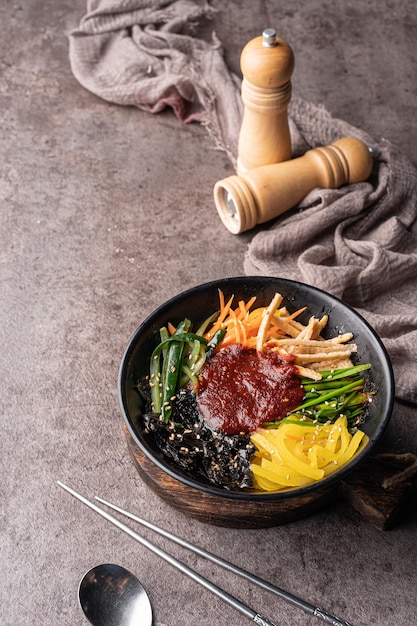 Noodle in stile coreano bibim dangmyeon servito con verdure e salsa gochujang