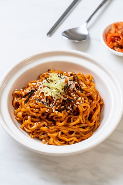 Noodle istantanei caldi e piccanti coreani con kimchi