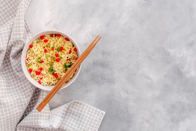 Noodle istantanei con pepe, piselli e verdure