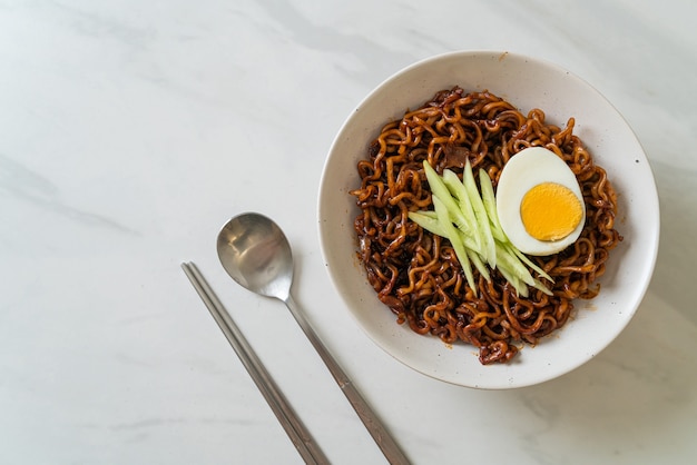 Noodle istantanei coreani con cetriolo ricoperto di salsa di fagioli neri e uovo sodo (Jajangmyeon o JJajangmyeon) - Stile di cibo coreano