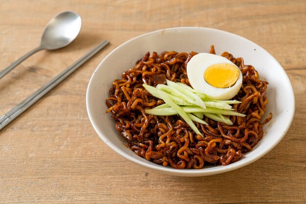 Noodle istantanei coreani con cetriolo ricoperto di salsa di fagioli neri e uovo sodo (Jajangmyeon o JJajangmyeon) - Stile di cibo coreano