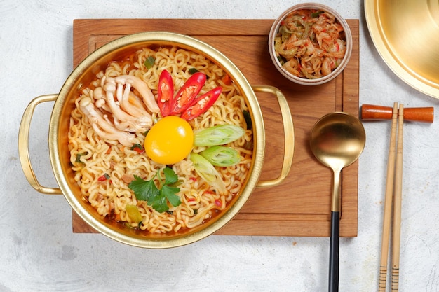 Noodle istantanei in stile coreano Ramyoen o ramyun con sapore speziato conditi con tuorlo d'uovo peperoncino e così via