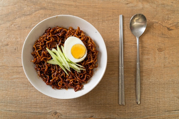 Noodle istantaneo coreano con salsa di fagioli neri Jajangmyeon o JJajangmyeon