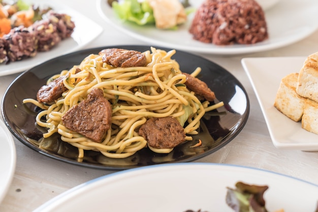 noodle saltati in padella - cibo vegano