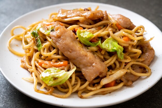 noodle saltati in padella yakisoba con carne di maiale