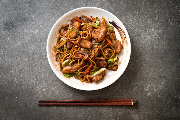 noodle saltati in padella yakisoba con carne di maiale