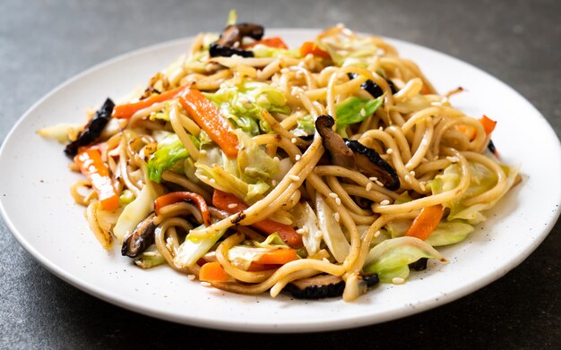 noodle saltati in padella yakisoba con verdure