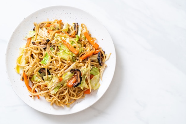 noodle saltati in padella yakisoba con verdure