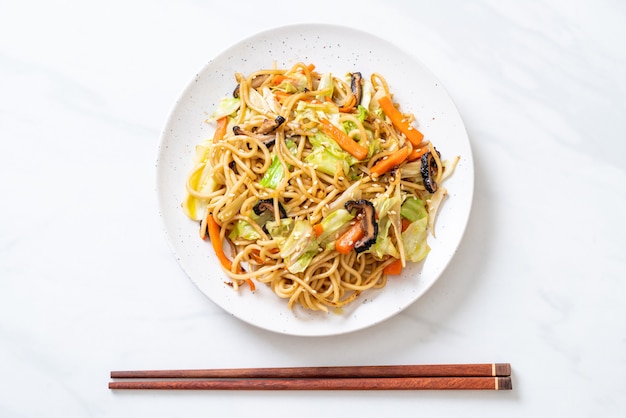 noodle saltati in padella yakisoba con verdure