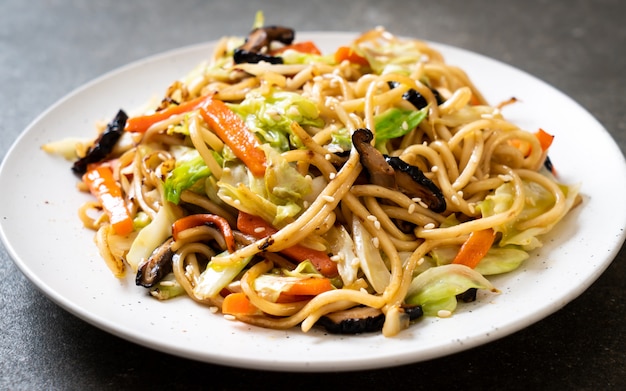 noodle saltati in padella yakisoba con verdure