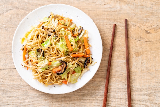 noodle saltati in padella yakisoba con verdure