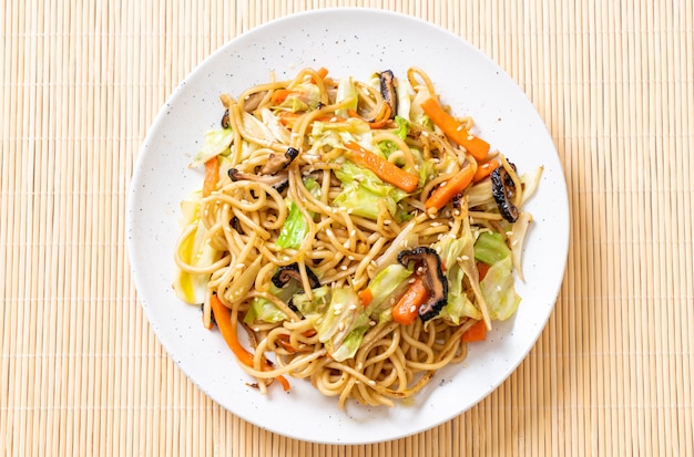 noodle saltati in padella yakisoba con verdure