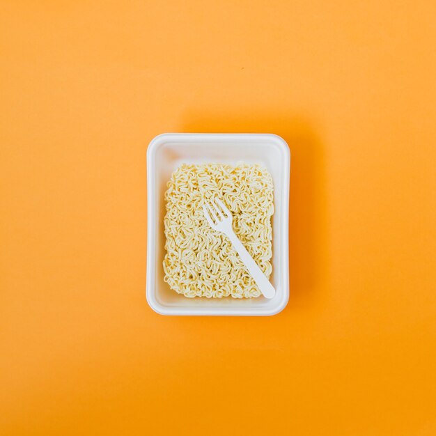 noodles a cottura veloce in stile minimalista