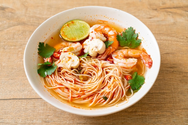 noodles con zuppa piccante e gamberi in ciotola bianca (Tom Yum Kung) - Cucina asiatica