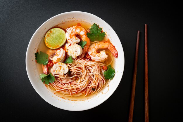 noodles con zuppa piccante e gamberi in ciotola bianca (Tom Yum Kung) - Cucina asiatica