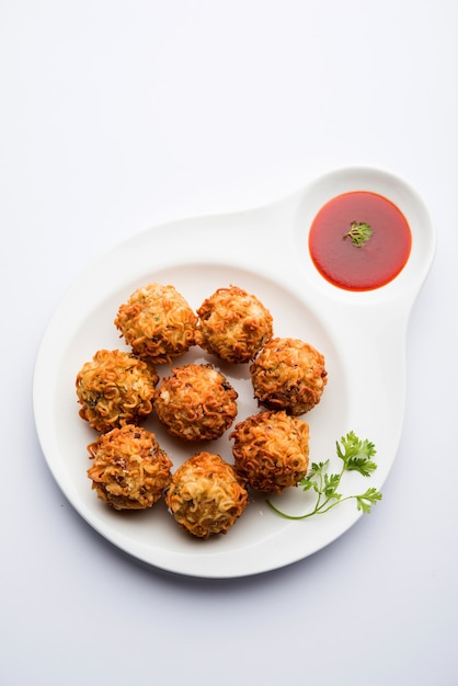 Noodles croccanti Pakora o pakoda è un popolare cibo di strada indo-cinese servito con ketchup