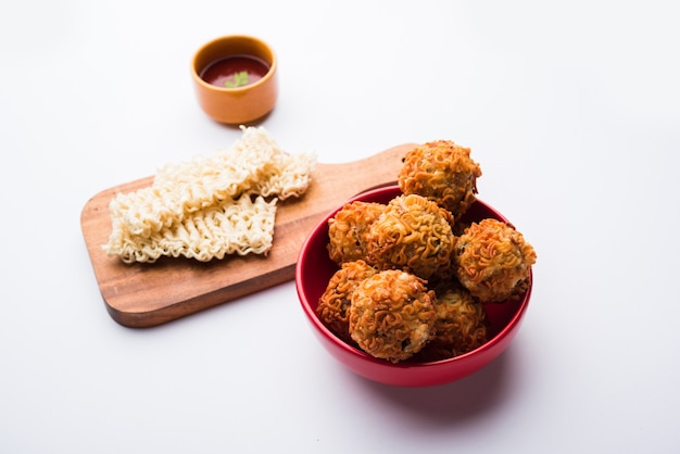 Noodles croccanti Pakora o pakoda è un popolare cibo di strada indo-cinese servito con ketchup