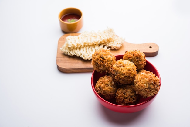 Noodles croccanti Pakora o pakoda è un popolare cibo di strada indo-cinese servito con ketchup