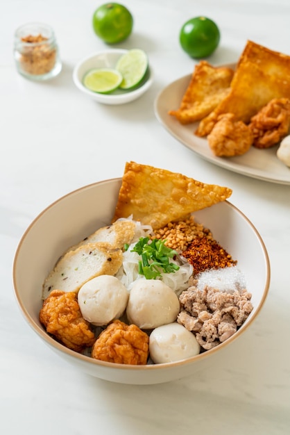 noodles di riso piccanti con polpette di pesce e polpette di gamberi senza zuppa