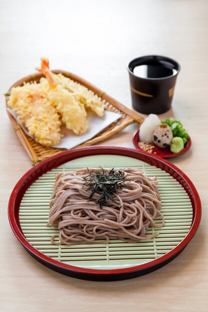 Noodles freddi giapponesi con set di tempura