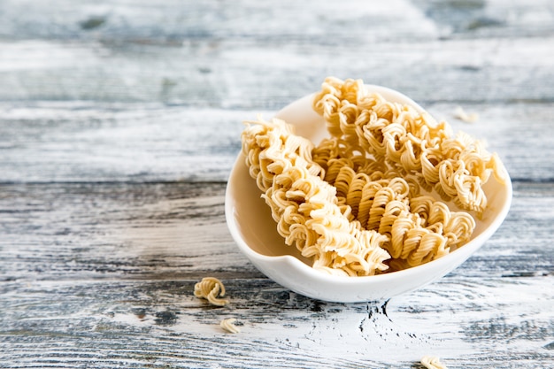 Noodles istantanei. Cibo crudo di spaghetti secchi. Pasta da cucina veloce