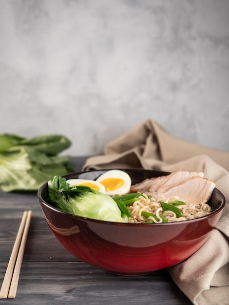 Noodles istantanei con uovo, maiale e brodo.