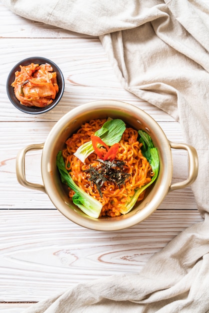 Noodles istantanei coreani con verdure e kimchi