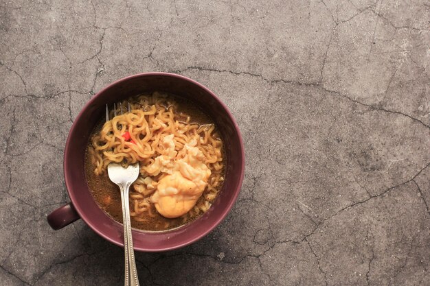 Noodles istantanei indonesiani (cibo spazzatura) con peperoncino tagliato