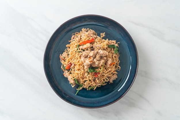 noodles istantanei saltati in padella con basilico tailandese e carne di maiale macinata - stile cibo tailandese