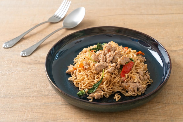 noodles istantanei saltati in padella con basilico tailandese e carne di maiale macinata - stile cibo tailandese