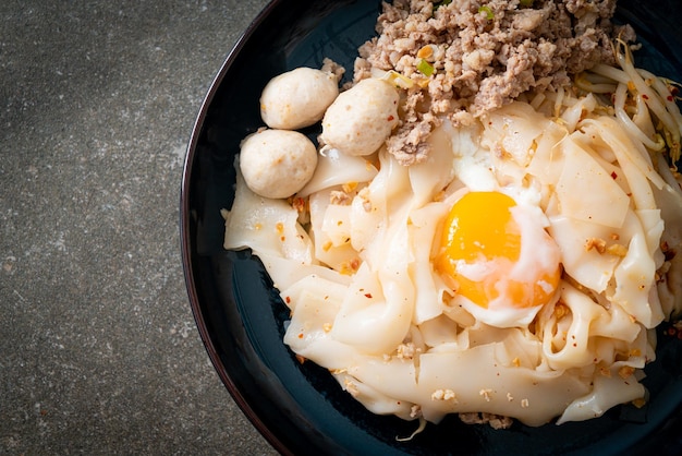 noodles piccanti secchi con carne di maiale macinata, polpette e uova - Stile asiatico