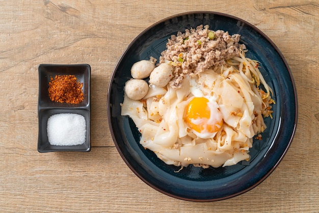 noodles piccanti secchi con carne di maiale macinata, polpette e uova - Stile asiatico