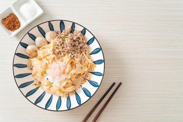 noodles piccanti secchi con carne di maiale macinata, polpette e uova - Stile asiatico