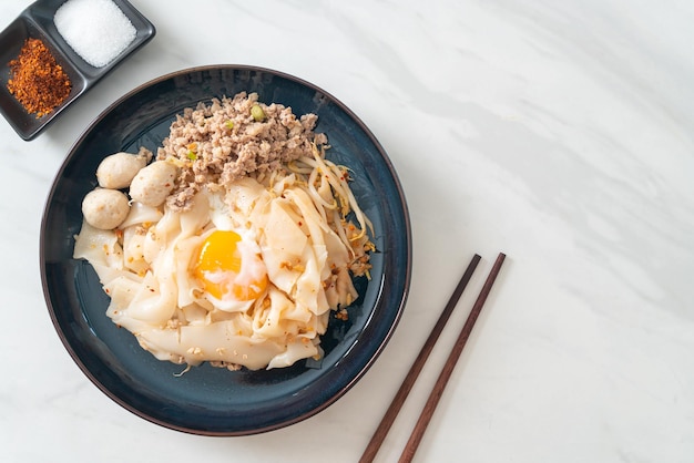 noodles piccanti secchi con carne di maiale macinata, polpette e uova - Stile asiatico