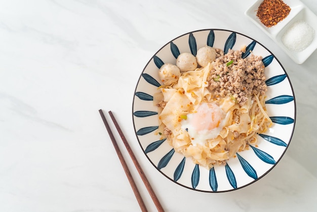 noodles piccanti secchi con carne di maiale macinata, polpette e uova - Stile asiatico