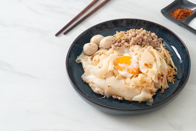 noodles piccanti secchi con carne di maiale macinata, polpette e uova - Stile asiatico