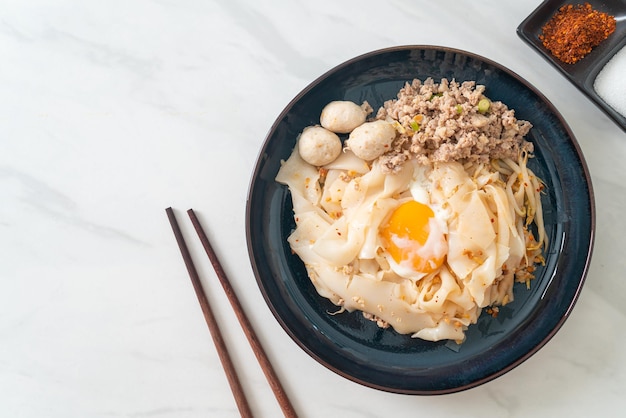 noodles piccanti secchi con carne di maiale macinata, polpette e uova - Stile asiatico