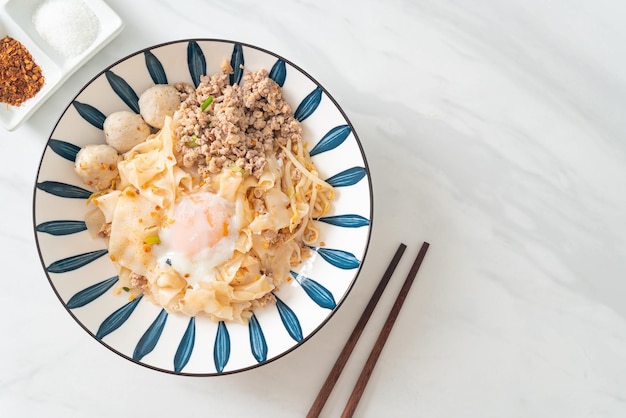 noodles piccanti secchi con carne di maiale macinata, polpette e uova - Stile asiatico