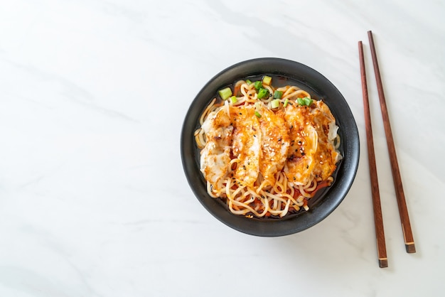 noodles ramen con gyoza o gnocchi di maiale - Stile di cibo asiatico