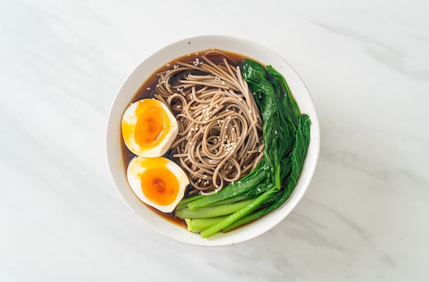 noodles ramen con uova e verdure - stile alimentare vegano o vegetariano